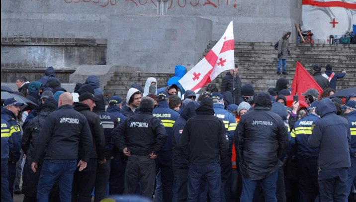 Силовики у парламента Грузии. Скриншот фото Publika от 12.04.25, https://www.facebook.com/photo?fbid=1421148292618050&set=pcb.1421148442618035 (деятельность компании Meta, владеющей Facebook, запрещена в России).