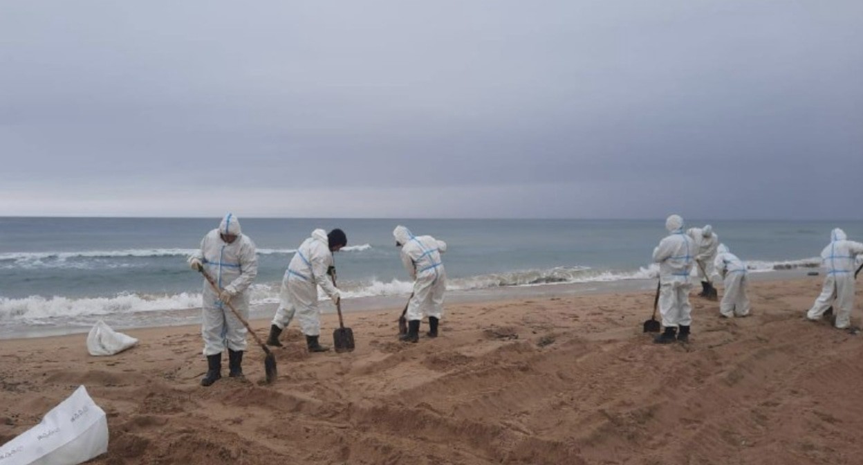 Уборка пляжей в Анапе. Фото: Оперштаб Кубани https://t.me/opershtab23/13145