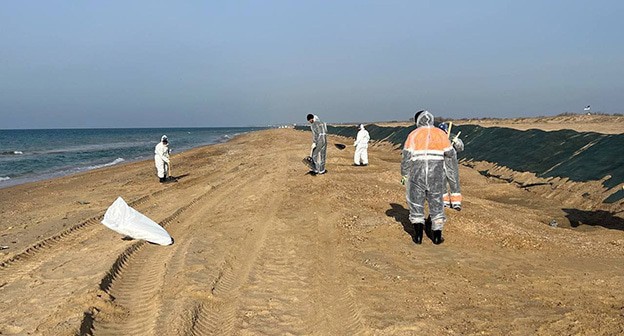 Очистка от мазута побережья в Анапе. Фото: оперштаб Краснодарского края