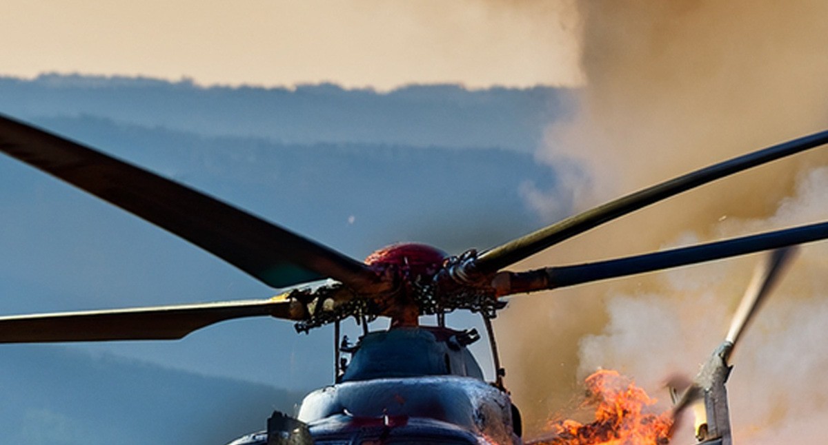 Поджог вертолета. Иллюстрация создана «Кавказским узлом» с помощью ИИ в программе Photoshop