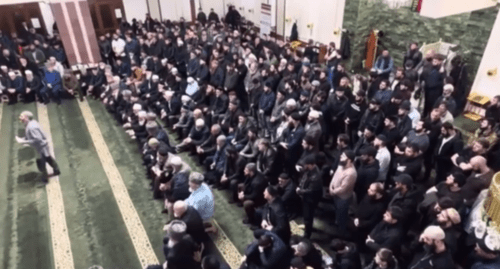 При записи обращения присутствовали несколько сотен человек. Стоп-кадр видео из Telegram-канала serdalo_ingushetii от 17.04.25, https://t.me/serdalo_ingushetii/56588.