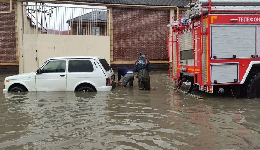 Восстановительные работы в Махачкале. 17 апреля 2025 г. Фото: МЧС России