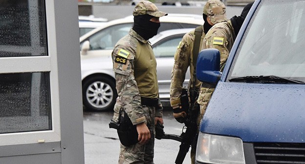 Сотрудники правоохранительных органов. Фото: "ФортангаОрг" https://fortanga.org/2025/04/fsb-prigrozila-ugolovnymi-delami-za-akczii-v-podderzhku-ingushskih-imamov-tamashanova-i-sultygova/