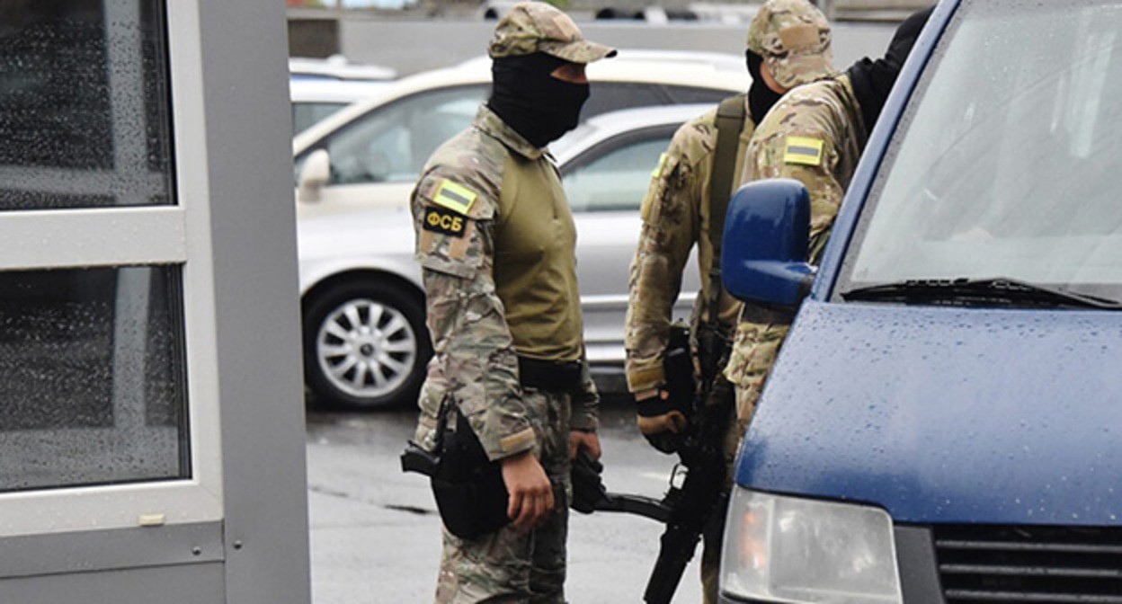 Сотрудники правоохранительных органов. Фото: "ФортангаОрг" https://fortanga.org/2025/04/fsb-prigrozila-ugolovnymi-delami-za-akczii-v-podderzhku-ingushskih-imamov-tamashanova-i-sultygova/