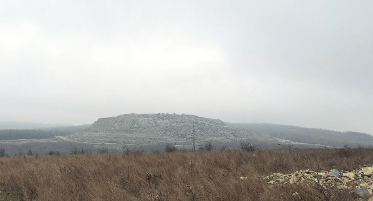 Полигон в Новороссийске. Скриншот фото Иолины Грибковой для "Юга.ру", https://www.yuga.ru/news/477337-operator-svalki-v-novorossijske-za-2024-god-zarabotal-bolshe-145-mln-rublej/