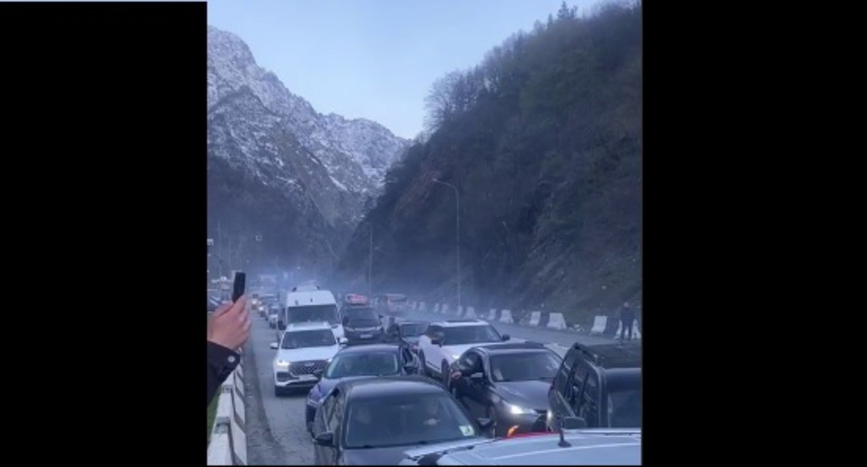Пробка на Военно-Грузинской дороге. Кадр видео из телеграм-канала "Граница Грузии" https://t.me/verhniy_lars/2242