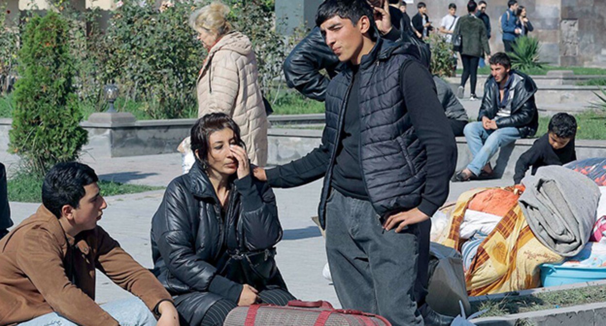 Беженцы из Нагорного Карабаха. Скриншот видео https://www.youtube.com/watch?app=desktop&v=zvlJSzl11cQ