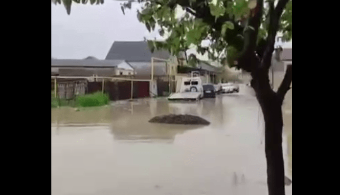 Обстановка на улице Рыбникова в Дагестанских Огнях. Стоп-кадр видео из Telegram-канала "Блог Дагестана" от 16.04.25, https://t.me/dagestanblog/6893.