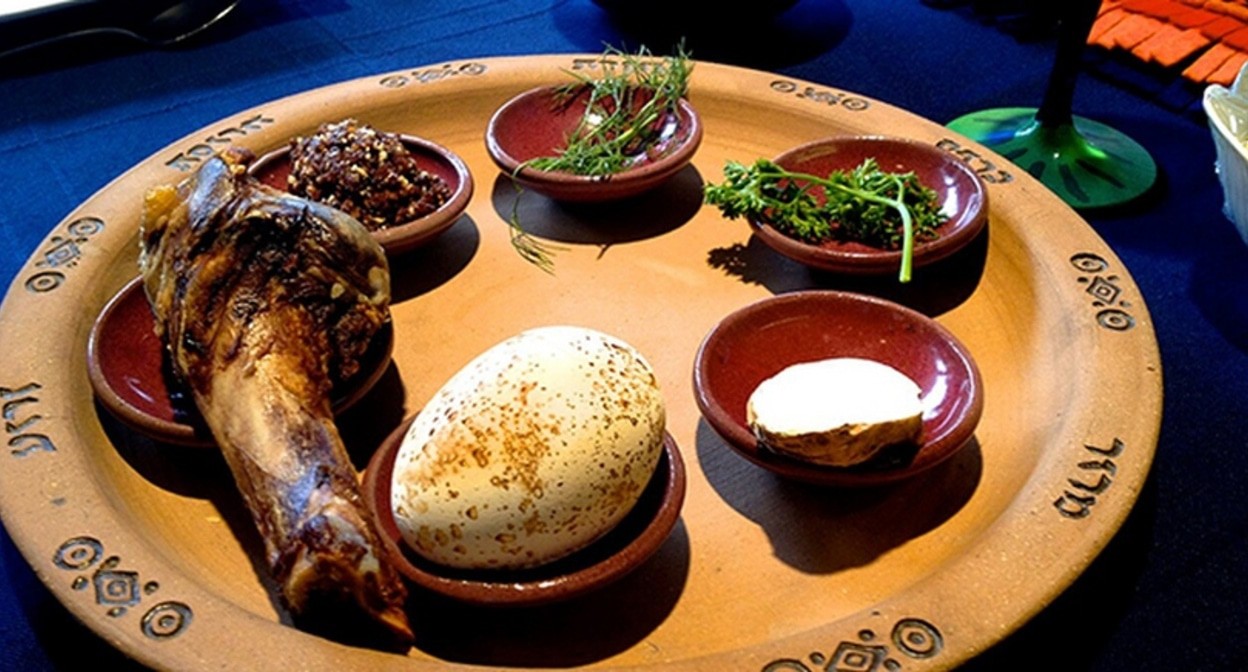 Тарелка для седера (праздничной трапезы) на Песах. Фото: Khane Rokhl Barazani https://ru.wikipedia.org/