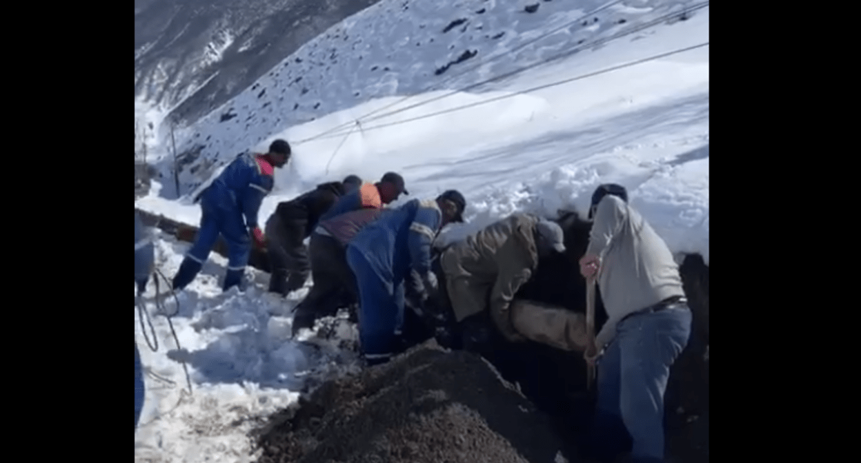 Энергетики восстанавливают рухнувшие опоры ЛЭП в Ахтынском районе. Стоп-кадр видео из Telegram-канала Дагэнерго от 18.04.25, https://t.me/rossetiskdagenergo/1765ю