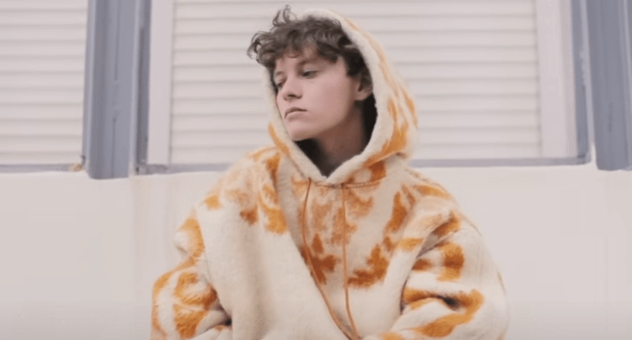 Шарлот. Стоп-кадр видео из клипа "Щека на щеку" из YouTube-канала певца, https://www.youtube.com/watch?v=mAsQx4jxhLM&t=10s.