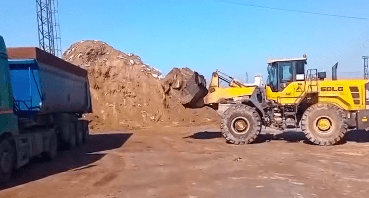 Гора песка с мазутом на полигоне в хуторе Воскресенский. Стоп-кадр видео оперштаба Краснодарского края от 18.04.25, https://t.me/opershtab23/13289.