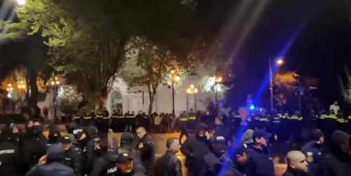 Сотрудники полиции на акции в Тбилиси. Стоп-кадр видео Daitove от 20.04.25, https://t.me/Tbilisi_life/39014.