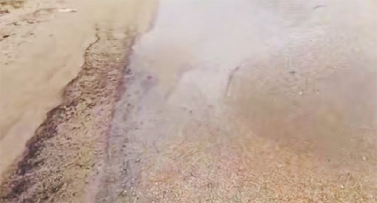 Выброс мазута на пляжах в Анапе. 21 апреля 2025 г. Скриншот видео https://t.me/opershtab23/13303