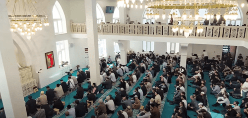 Мусульмане на проповеди Тамасханова. Стоп-кадр видео из YouTube-канала Тамасханова от 19.04.25, https://www.youtube.com/watch?v=2CRjKZBFhVY