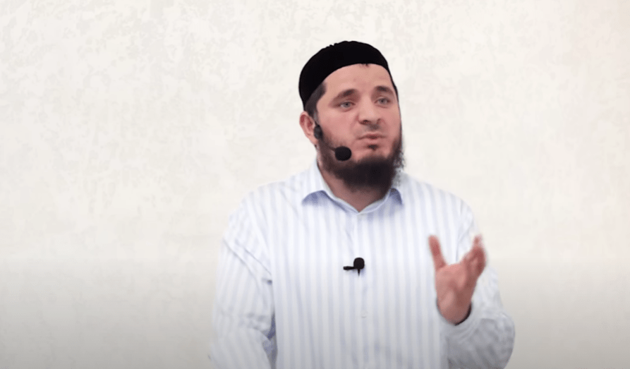 Мухаммад Тамасханов. Стоп-кадр видео из его YouTube-канала от 19.04.25, https://www.youtube.com/watch?v=2CRjKZBFhVY