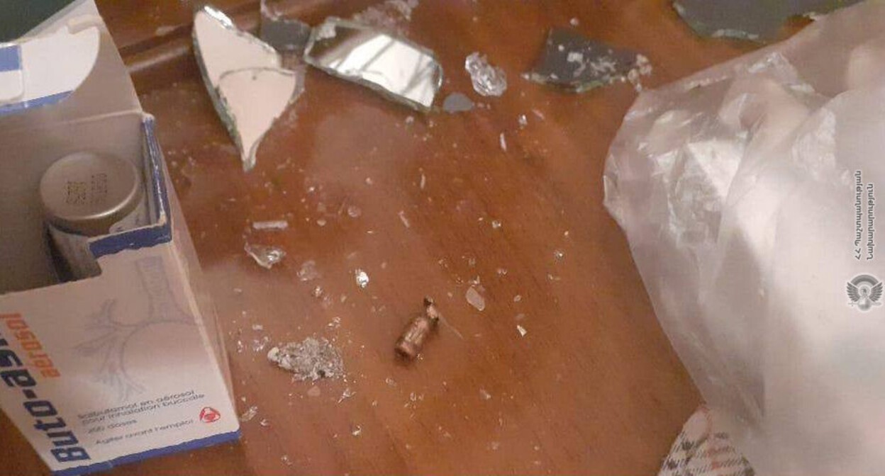 Последствия обстрела дома в Хознаваре. Фото: пресс-служба Минобороны Армении https://mil.am/hy/news/12760