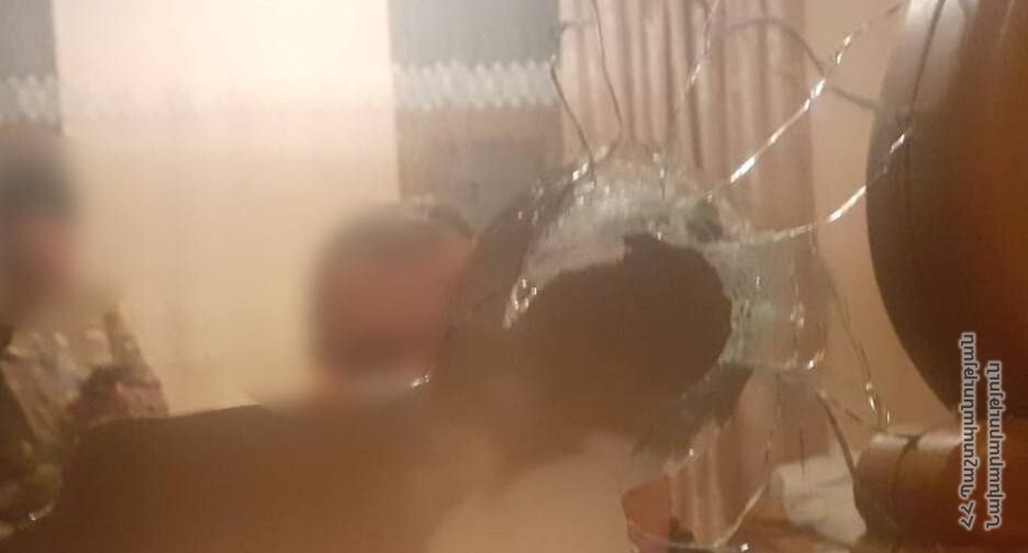 Последствия обстрела дома в Хознаваре. Фото: пресс-служба Минобороны Армении https://mil.am/hy/news/12760