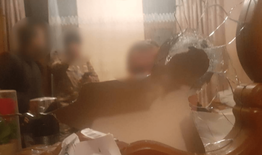 Стекло со следом от пули в жилом доме в селе Хознавар. Скриншот фото Минобороны Армении от 23.04.25, https://t.me/mil_armenia/16219