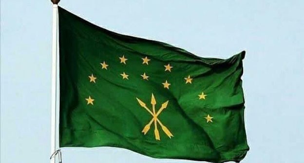 Черкесский флаг. Фото: https://xabez.ru/news/18474-segodnya-25-aprelya-adygi-so-vsego-mira-prazdnuyut-den-cherkesskogo-flaga.html