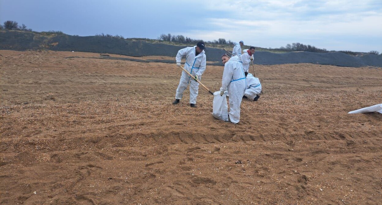 Уборка мазута на пляже в Анапе. 25 апреля 2025 г. Фото: https://t.me/opershtab23/13339