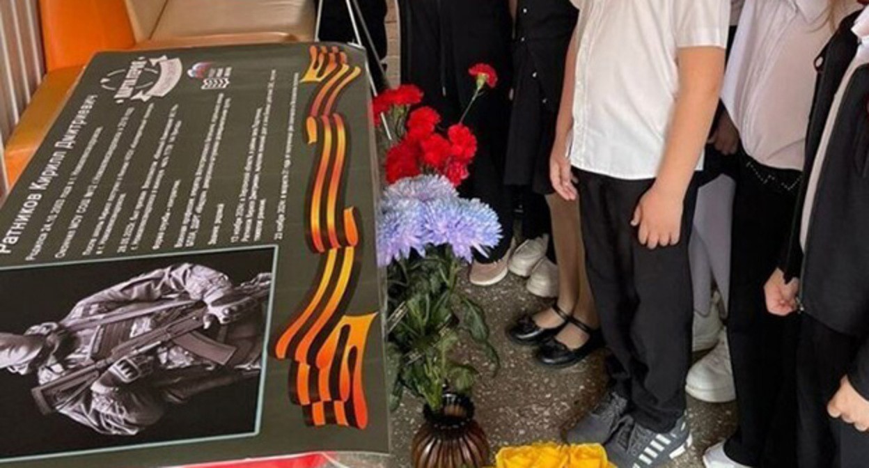 Открытие "Парты Героя", посвящённой выпускнику школы Кириллу Ратникову, погибшему в военной операции. 25 апреля 2025 года. Фото: телеграм-канал Эдуарда Колтунова