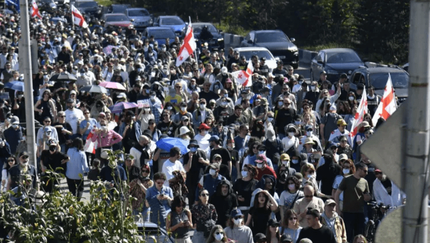 Участники шествия. Скриншот фото "Интерпрессньюс" от 26.04.25, https://www.interpressnews.ge/ru/article/168095-uchastniki-shestviia-protesta-prishli-k-zdaniiu-prokuraturu-gruzii