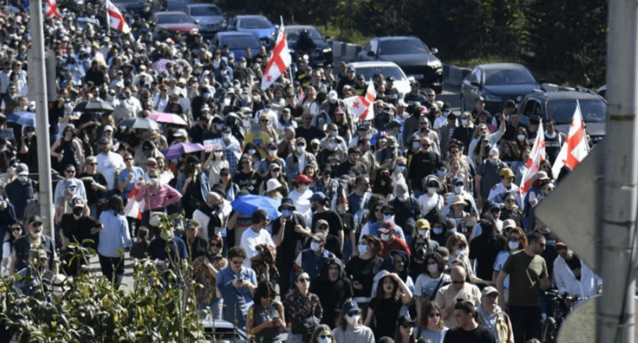 Участники шествия. Скриншот фото "Интерпрессньюс" от 26.04.25, https://www.interpressnews.ge/ru/article/168095-uchastniki-shestviia-protesta-prishli-k-zdaniiu-prokuraturu-gruzii