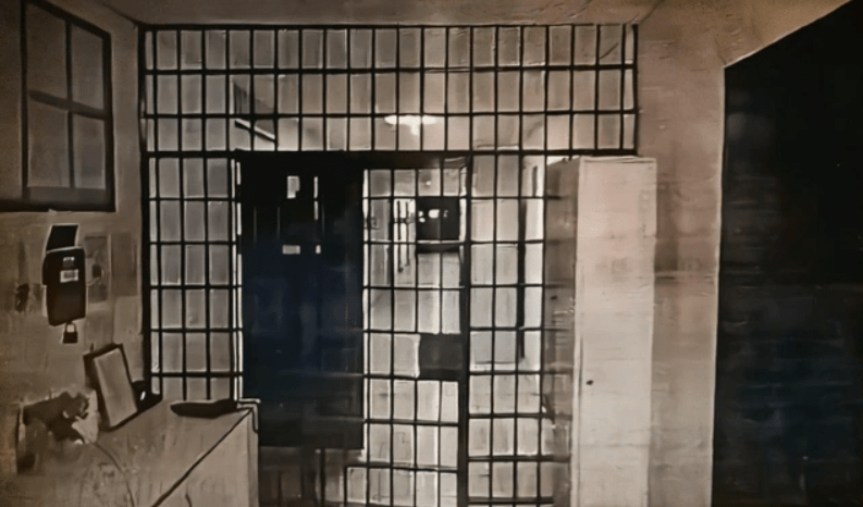 Решетка перед отделением психиатрии в Ростовской туберкулезной больнице. Скриншот фото 161.ru из материалов дела, https://161.ru/text/criminal/2025/04/27/75393026/?utm_source=app&utm_medium=ios