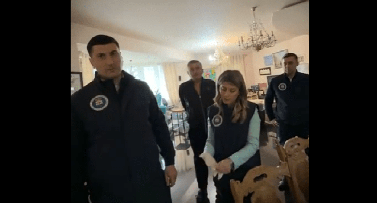 Сотрудники прокуратуры пришли с обыском к Нануке Жоржолиани. Стоп-кадр видео из ее Facebook* от 29.04.25, https://www.facebook.com/nanuka.zhorzholiani/videos/2020760671744163 (деятельность компании Meta, владеющей Facebook, запрещена в России)