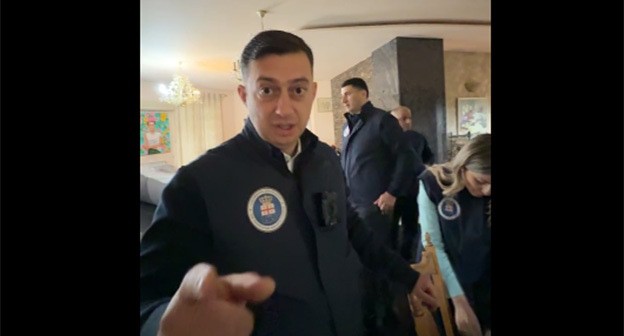 Сотрудники прокуратуры пришли с обыском к Нануке Жоржолиани. Стоп-кадр видео из ее Facebook* от 29.04.25, https://www.facebook.com/nanuka.zhorzholiani/videos/2020760671744163 (деятельность компании Meta, владеющей Facebook, запрещена в России)