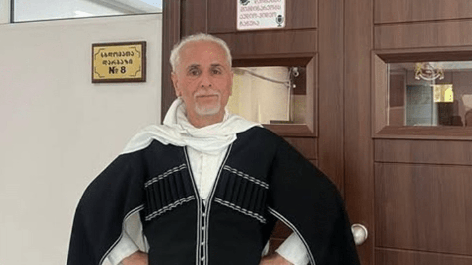 Темур Катамадзе в суде. Скриншот фото "Батумелеби" от 29.05.25, https://batumelebi.netgazeti.ge/news/570889/?fbclid=IwY2xjawJ91o5leHRuA2FlbQIxMABicmlkETE5Y3BtV2V2UkJKZE9FZjZ1AR7bKVqsZZSdckytB5TbqDqM5A8nLxyfHWtZY_1ccbhePQlIKXj1YITYuhcRNg_aem_VoKwOtrhEykSs4f_n2kwow