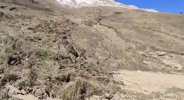 Оползень возле села Куруш. Скриншот видео https://dagestan-news.net/society/2025/04/26/163805.html