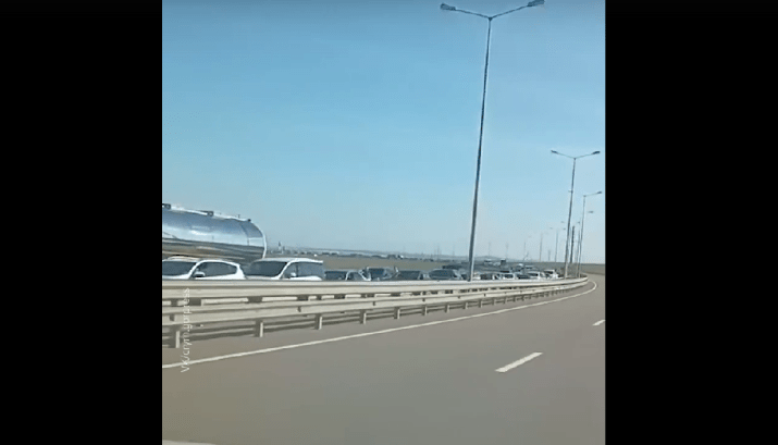 Очередь на Крымский мост. Стоп-кадр видео https://vkvideo.ru/video-6384628_456263618 от 01.05.25. 