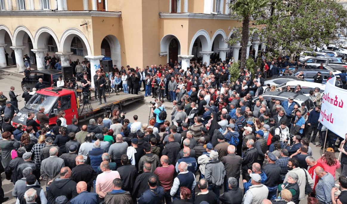 Митинг в Чиатуре. Скриншот фото "Мауцкебели" от 01.05.25, https://www.facebook.com/photo/?fbid=1299689375489846&set=pcb.1299689852156465 (деятельность компании Meta, владеющей Facebook, запрещена в России).