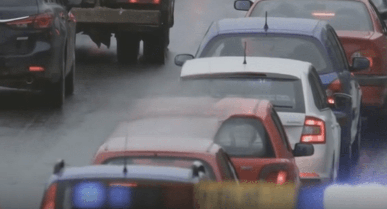 Автомобильная пробка. Кадр видео https://rutube.ru/video/10db0eac7cc4cb7f7aa6f635351cb0c0/.