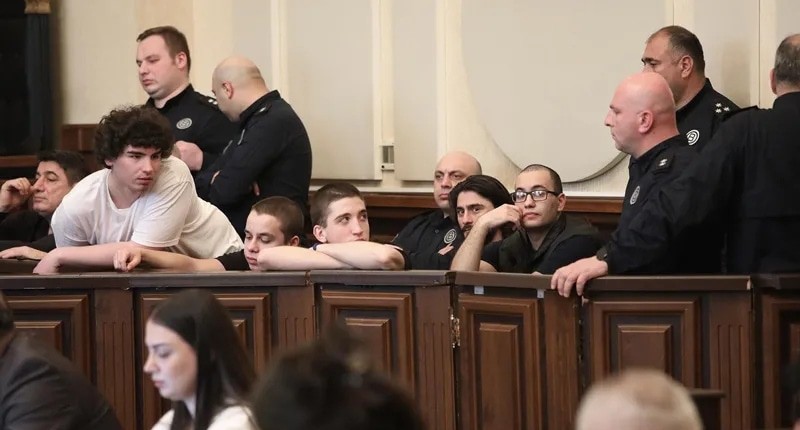 Обвиняемые в суде. Фото: "Интерпрессньюс" https://www.interpressnews.ge/ru/article/168204-v-tbilisskom-gorodskom-sude-prokhodit-dosudebnyi-protsess-po-delu-obviniaemykh-v-organizatsii-gruppovogo-nasiliia-i-uchastiia-v-nem-zviada-tsetskhladze-i-eshche-7-lits