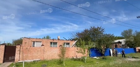 Жилой дом, подвергшийся атаке беспилотника в поселке Целина Ростовской области. Стоп-кадр видео "Дон-24".
