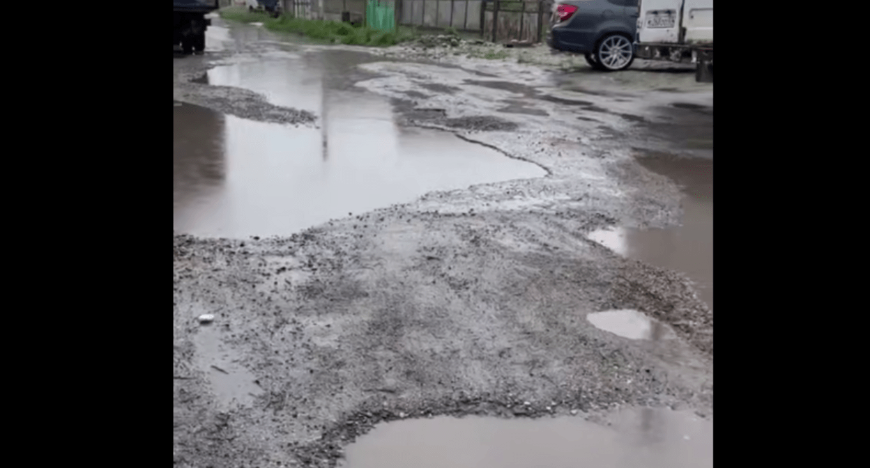 Состояние улицы Шогенцукова в Нарткале. Стоп-кадр видео из Telegram-канала "ЧП Нальчик" от 29.04.25, https://t.me/chpnalchik/14568.