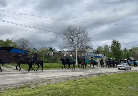 Конный марш.Стоп-кадр видео из Telegram-канала администрации Урупского района.