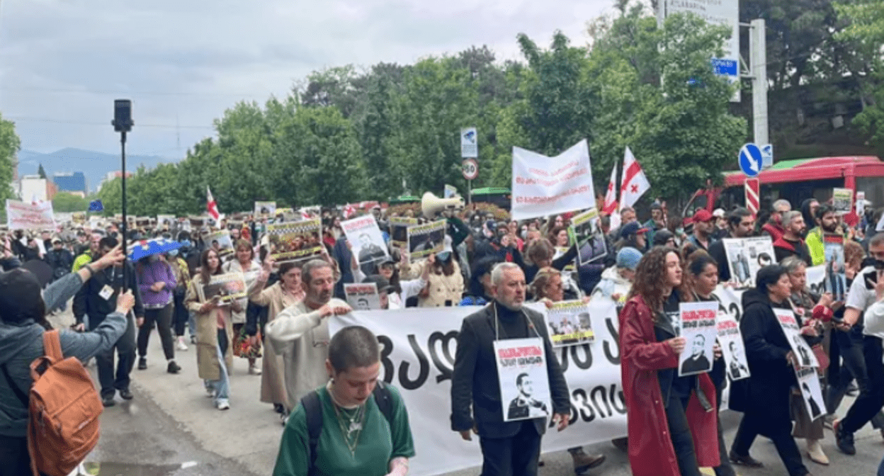 Марш единства. Скриншот фото "Интерпрессньюс" от 04.05.25, https://www.interpressnews.ge/ru/article/168238-v-tbilisi-prokhodit-marsh-edinstva