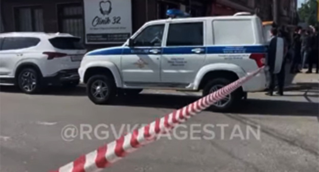 На месте нападения на силовиков в Махачкале. 5 мая 2025 г. Скриншот видео https://www.instagram.com/reel/DJRbjcVNyUh/ принадлежит компании Meta деятельность которой запрещена в России