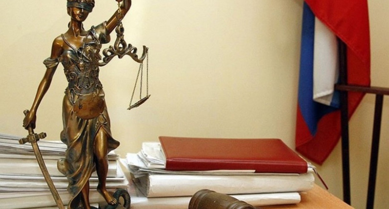 Атрибуты судебного процесса. Фото: пресс-служба Нальчикского гарнизонного военного суда / "ВКонтакте"