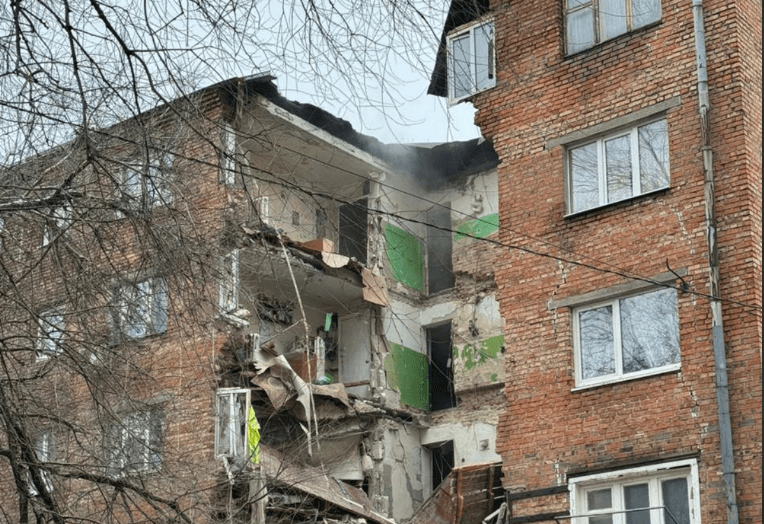 Дом на улице Нариманова после обрушения подъезда. Фото из Telegram-канала Василия Голубева https://t.me/golubev_vu/1079