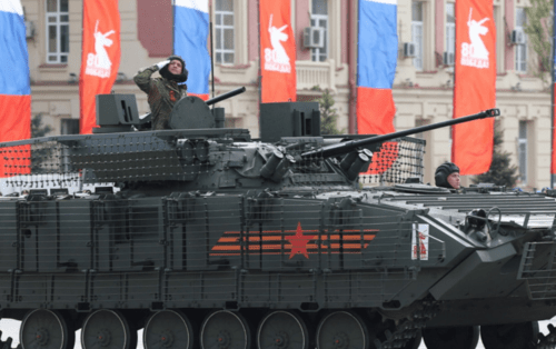 Военная техника на улицах Ростова-на-Дону. Скриншот фото правительства Ростовской области от 09.05.25, https://t.me/RostovRegion/24903.