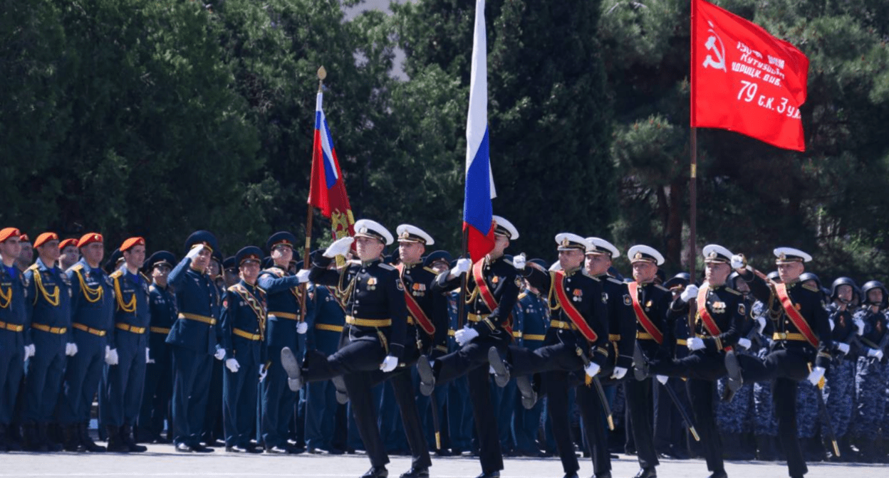 Бойцы Каспийской флотилии на параде в Каспийске. Скриншот фото администрации главы Дагестана от 09.05.25, https://t.me/agiprd/24514.