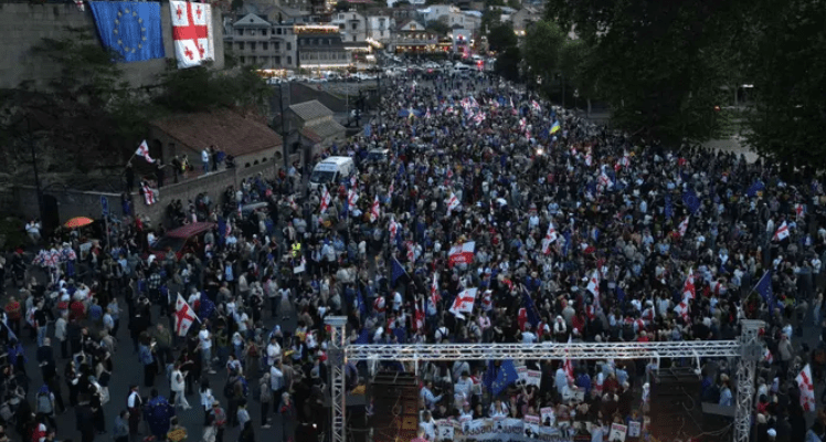 Участники акции в Тбилиси. Скриншот фото "Интерпрессньюс" от 09.05.25,https://www.interpressnews.ge/ru/article/168363-na-ploshchadi-evropy-prokhodit-aktsiia-pod-lozungom-sila-v-evrope-sila-v-edinstve