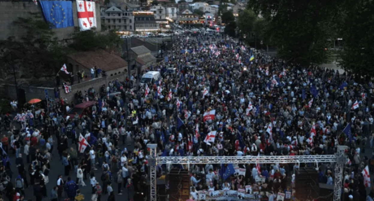 Участники акции в Тбилиси. Скриншот фото "Интерпрессньюс" от 09.05.25,https://www.interpressnews.ge/ru/article/168363-na-ploshchadi-evropy-prokhodit-aktsiia-pod-lozungom-sila-v-evrope-sila-v-edinstve