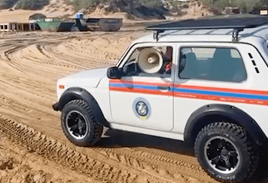 Машина с громкоговорителем на анапском пляже. Стоп-кадр видео оперштаба Краснодарского края от 07.05.25, https://t.me/opershtab23/13449.