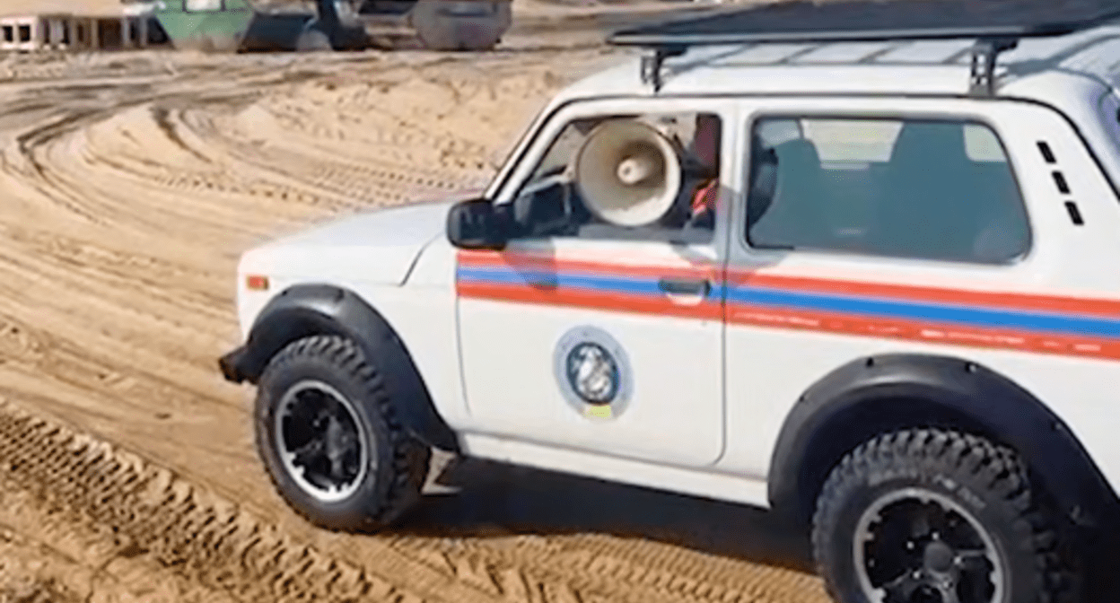 Машина с громкоговорителем на анапском пляже. Стоп-кадр видео оперштаба Краснодарского края от 07.05.25, https://t.me/opershtab23/13449.